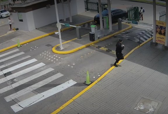 Revelan video de la persecución en la que patrullero Heiner Loaiza pierde la vida 4 Revelan video de la persecución en la que patrullero Heiner Loaiza pierde la vida En la grabación quedó registrado el momento del robo y luego la persecución en la que lamentablemente el patrullero recibe una herida mortal.