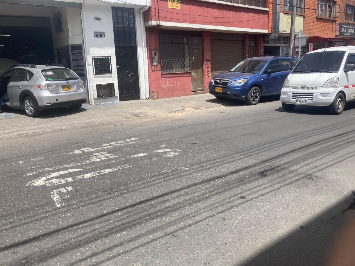 Mecánico fue asesinado y torturado en el 7 de Agosto: esta es su identidad 1 Mecánico fue asesinado y torturado en el 7 de Agosto: esta es su identidad Alexander Sánchez Montes, de 45 años, fue hallado muerto y con signos de tortura en su vivienda en Barrios Unidos.