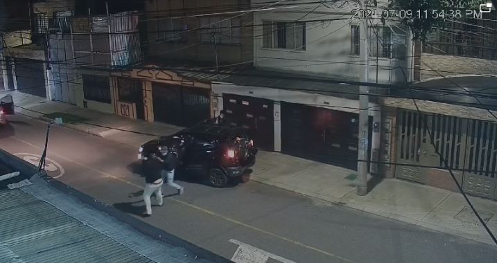 Hombre que estrelló su carro en medio de robo contó lo ocurrido 1 Hombre que estrelló su carro en medio de robo contó lo ocurrido Los delincuentes tienen azotados a los residentes del barrio Bonanza (Engativá), y es que según le informó la comunidad a Q’HUBO, los hurtos al igual que en otros puntos de la capital están disparados, por lo que piden a las autoridades que hagan mayor presencia.