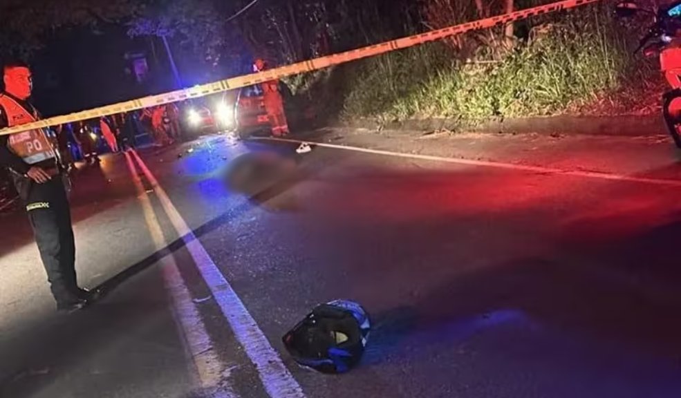 ¡Tragedia! Mujer que cruzaba calle con su hijo murió tras ser embestida por un vehículo La madre murió en el accidente, mientras que su hijo salió ileso.