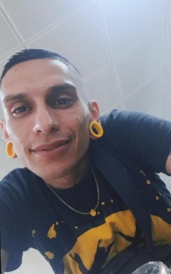 Joven bogotano que contrajo grave bacteria será sometido a la eutanasia 1 Joven bogotano que contrajo grave bacteria será sometido a la eutanasia Javier Acosta, un joven bogotano, se despidió de su familia y amigos a través de una emotiva transmisión en vivo antes de someterse a la eutanasia. En el conmovedor video, compartió los difíciles momentos y el doloroso camino que lo llevó a tomar esta decisión.