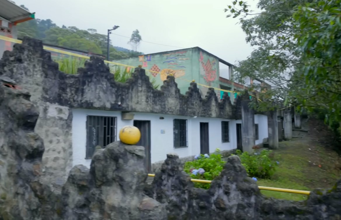 Abuelos viven en cárcel de Pablo Escobar y aseguran que hay fantasmas rondando por el lugar 1 Abuelos viven en cárcel de Pablo Escobar y aseguran que hay fantasmas rondando por el lugar La Catedral fue una prisión construida por el narcotraficante Pablo Escobar para cumplir su condena. Hoy en día, adultos mayores comparten sus experiencias sobre cómo es vivir en ese lugar.