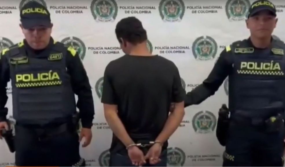 Así cayó alias 'Mateo', sujeto señalado de cometer al menos 9 homicidios en Ciudad Bolívar 6 Así cayó alias 'Mateo', sujeto señalado de cometer al menos 9 homicidios en Ciudad Bolívar Luego de cometer el décimo homicidio que las autoridades han podido comprobarle a alias ‘Mateo’, este peligroso delincuente fue capturado el sábado en medio de un operativo realizado por agentes de la Policía de Ciudad Bolívar, justo en el barrio Marandú.