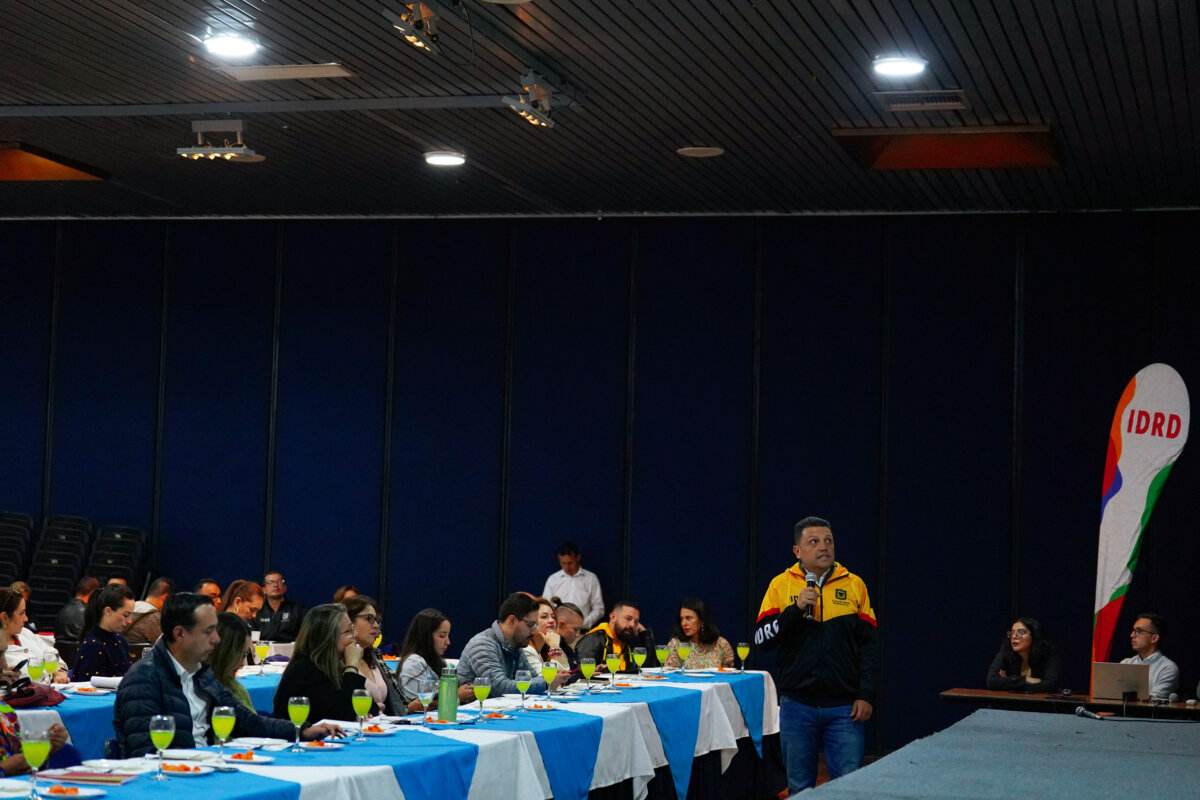 Así es como el IDRD y los alcaldes locales planean fortalecer la recreación y el deporte 2 Así es como el IDRD y los alcaldes locales planean fortalecer la recreación y el deporte El Instituto Distrital de Recreación y Deporte (IDRD) llevó a cabo un importante encuentro con los alcaldes y alcaldesas locales de Bogotá, en el cual se discutieron los objetivos, proyectos y programas enmarcados en el Plan Distrital de Desarrollo ‘Bogotá Camina Segura’.