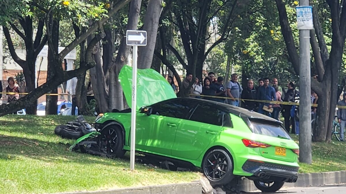 EN VIDEO: Así fue como conductor arrolló a ladrones en Engativá tras robo 2 EN VIDEO: Así fue como conductor arrolló a ladrones en Engativá tras robo Revelan video en el que se evidencia el momento en que un conductor arrolla a dos presuntos ladrones que minutos antes lo habían hurtado en el barrio Normandía, en la localidad de Engativá.