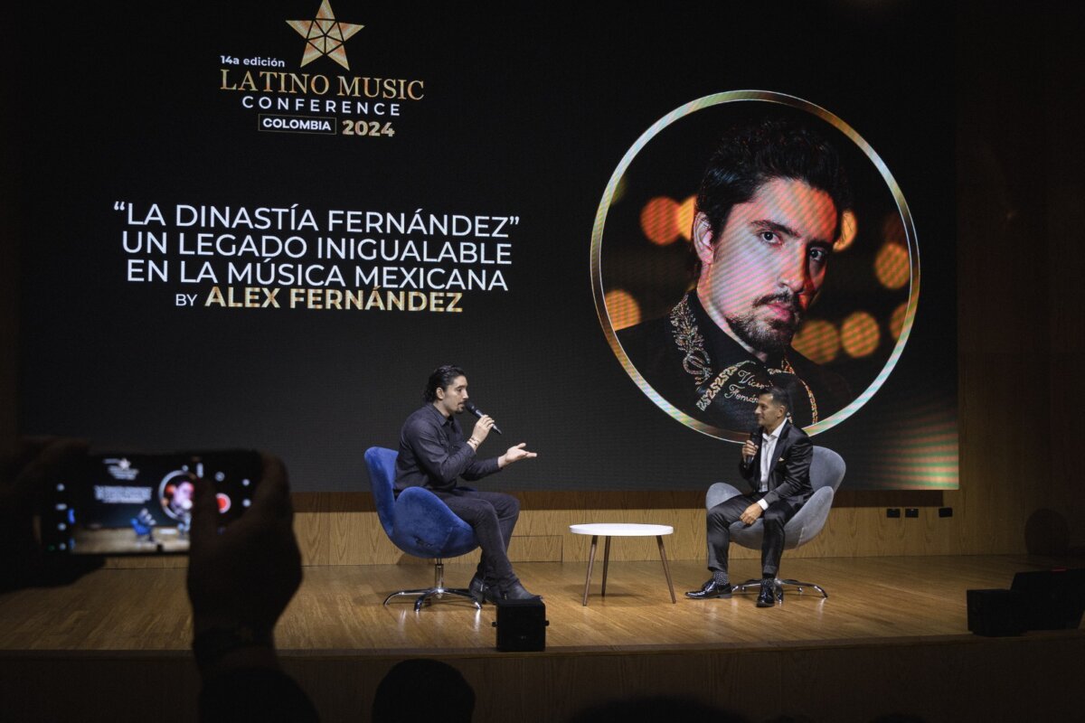 Así se vivirán los premios Latino Music en el Movistar Arena 2 Así se vivirán los premios Latino Music en el Movistar Arena El evento que se realizará esta noche contará con la presentación de grandes artistas en el imponente escenario del Movistar Arena. Allí, Alex Fernández, nieto de Vicente Fernández, recibirá un homenaje dedicado a su abuelo.
