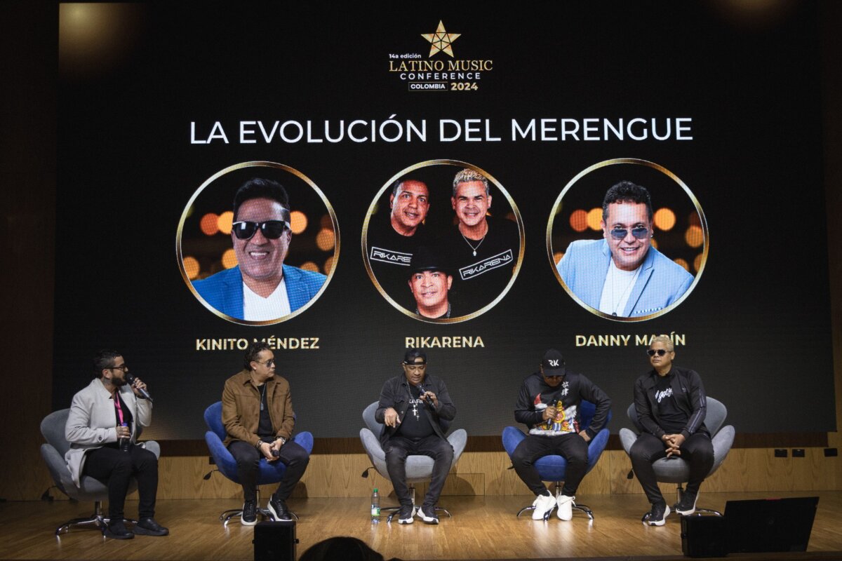 Así se vivirán los premios Latino Music en el Movistar Arena 1 Así se vivirán los premios Latino Music en el Movistar Arena El evento que se realizará esta noche contará con la presentación de grandes artistas en el imponente escenario del Movistar Arena. Allí, Alex Fernández, nieto de Vicente Fernández, recibirá un homenaje dedicado a su abuelo.