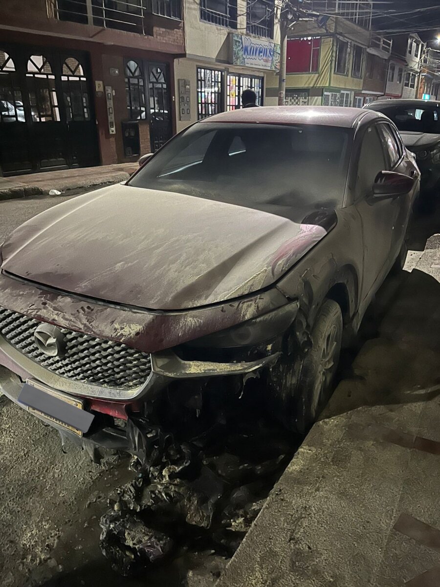 Atentaron contra concejal de Facatativá: le prendieron fuego a su carro 1 Atentaron contra concejal de Facatativá: le prendieron fuego a su carro En video quedó registrado como un hombre le prende fuego al vehículo del concejal Óscar Fernández. Esto es lo que se sabe.