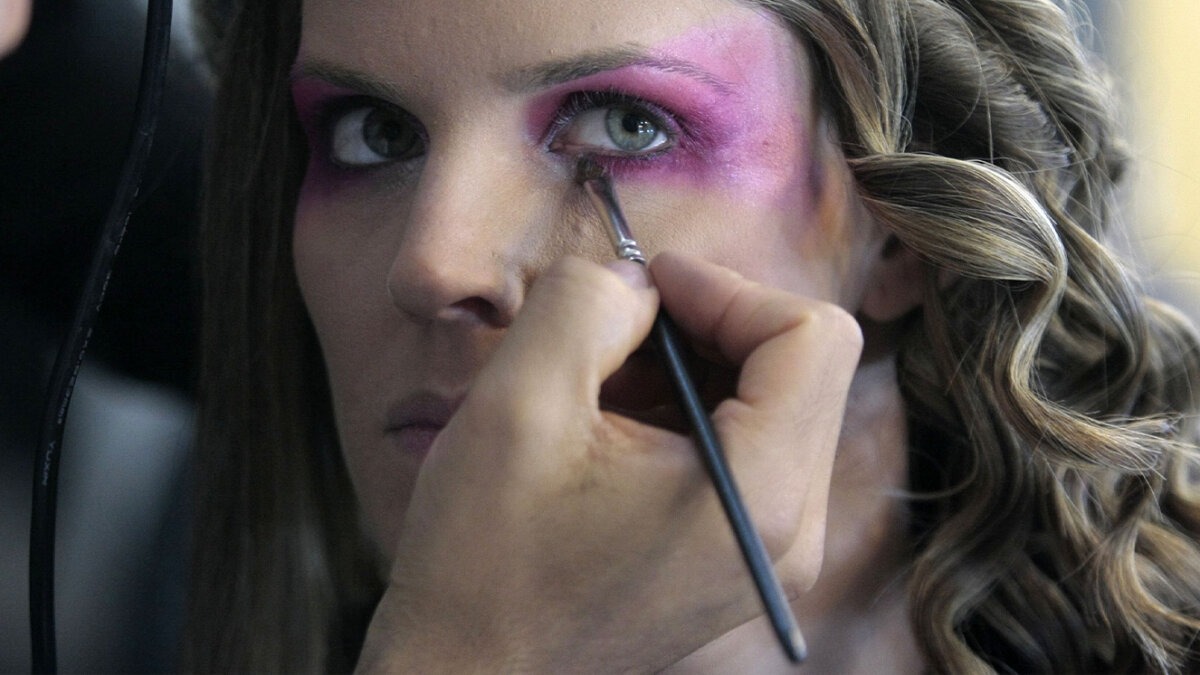 Avon se declara en bancarrota: ¿afectará la venta de productos en Colombia? 1 Avon se declara en bancarrota: ¿afectará la venta de productos en Colombia? Tras enfrentar grandes demandas por productos potencialmente cancerígenos y acumular una deuda de más de mil millones de dólares, la empresa Avon Products se declaró en bancarrota en Estados Unidos, acogiéndose la ley de Quiebras del tribunal Especializado del Distrito de Delaware.