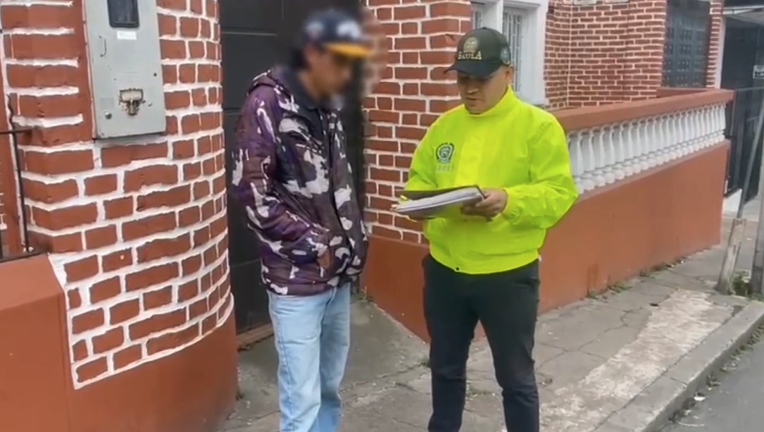 Capturan a 'La Zorra', el último integrante de la banda de extorsionistas 'Los Galleros' 1 Capturan a 'La Zorra', el último integrante de la banda de extorsionistas 'Los Galleros' Alias 'La Zorra' enfrentará cargos por secuestro extorsivo, concierto para delinquir, fabricación, tráfico, porte o tenencia de armas de fuego y hurto.