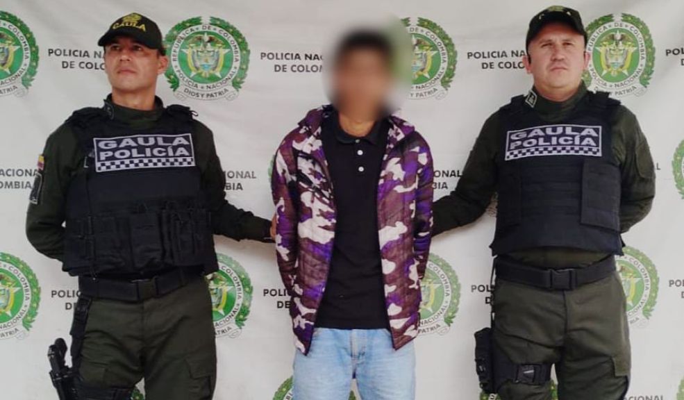 Capturan a 'La Zorra', el último integrante de la banda de extorsionistas 'Los Galleros' 4 Capturan a 'La Zorra', el último integrante de la banda de extorsionistas 'Los Galleros' Alias 'La Zorra' enfrentará cargos por secuestro extorsivo, concierto para delinquir, fabricación, tráfico, porte o tenencia de armas de fuego y hurto.
