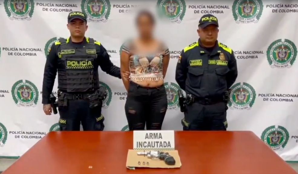 Momento exacto en el que mujer intenta asesinar a comerciante en San Andresito 1 Momento exacto en el que mujer intenta asesinar a comerciante en San Andresito En un video de una cámara del vigilancia del sector de San Andresito de la 38 quedó registrado el momento en el que una mujer desciende de una motocicleta e intenta asesinar a un hombre, sin embargo, la víctima logra desarmarla.