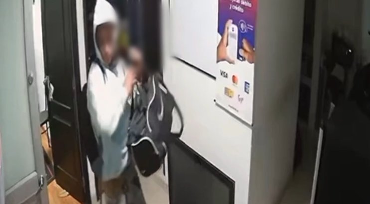 Capturan a un extranjero que habría robado una motocicleta de una bodega en Bogotá 1 Capturan a un extranjero que habría robado una motocicleta de una bodega en Bogotá Gracias al aviso de la comunidad, la Policía capturó a un sujeto en flagrancia acusado de robar una bodega y una motocicleta en Barrios Unidos