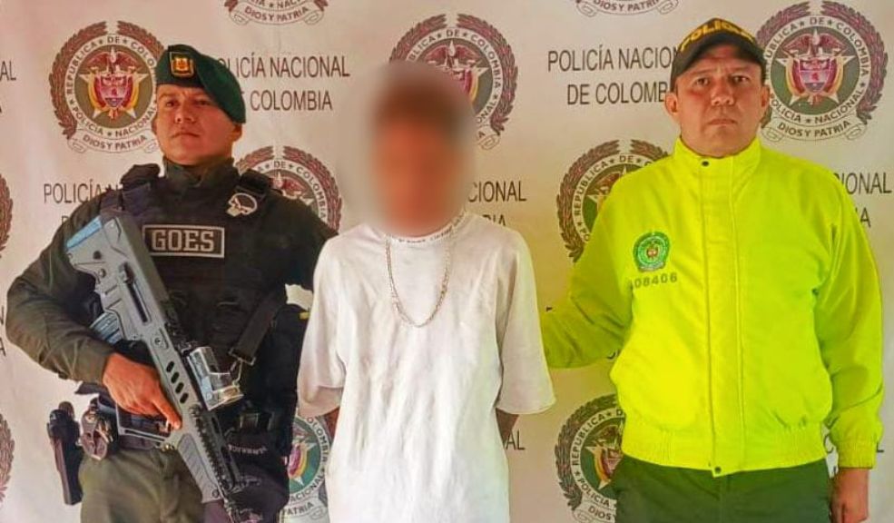 Capturaron a alias 'Macaco', señalado de haber asesinado a un ingeniero en Girardot La Policía Nacional logró esclarecer el asesinato del ingeniero civil Brayan Steven Murcia Martínez, ocurrido en mayo de este año en el municipio de Girardot. Gracias al trabajo articulado entre la ciudadanía y las fuerzas de seguridad, se logró la captura de alias ‘Macaco’, un peligroso criminal involucrado en el homicidio.