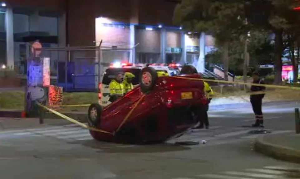 Carro familiar se volcó tras ser impactado por un taxi que participaría en piques ilegales en Bogotá 1 Carro familiar se volcó tras ser impactado por un taxi que participaría en piques ilegales en Bogotá Los residentes del sector denuncian que carros particulares, motos y taxis estarían haciendo piques ilegales en la calle 25 con carrera 33. Al parecer, producto de estas carreras, una familia que viajaba en un carro particular terminó afectada.