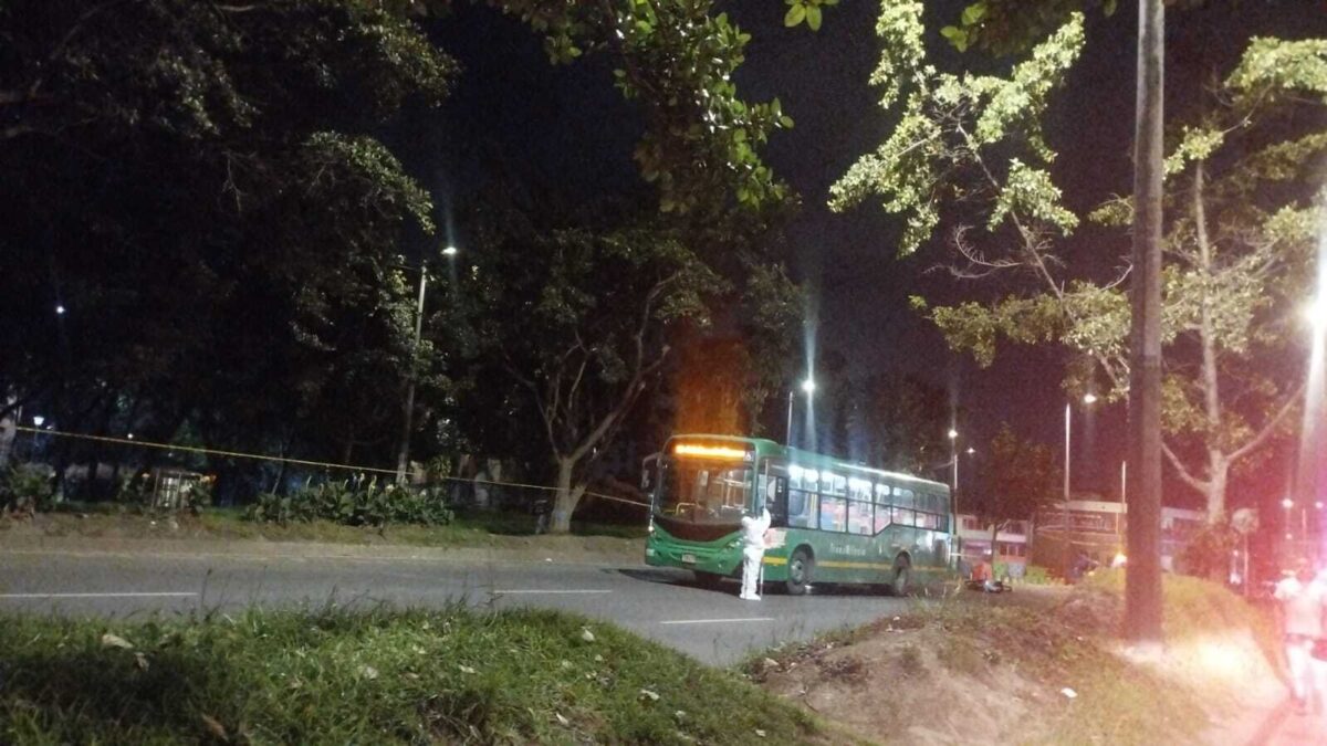 Ciclista murió al ser arrollado por un bus alimentador en Engativá 10 Ciclista murió al ser arrollado por un bus alimentador en Engativá El ciclista falleció en el lugar del accidente.