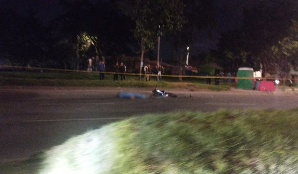 Ciclista murió al ser arrollado por un bus alimentador en Engativá 1 Ciclista murió al ser arrollado por un bus alimentador en Engativá El ciclista falleció en el lugar del accidente.