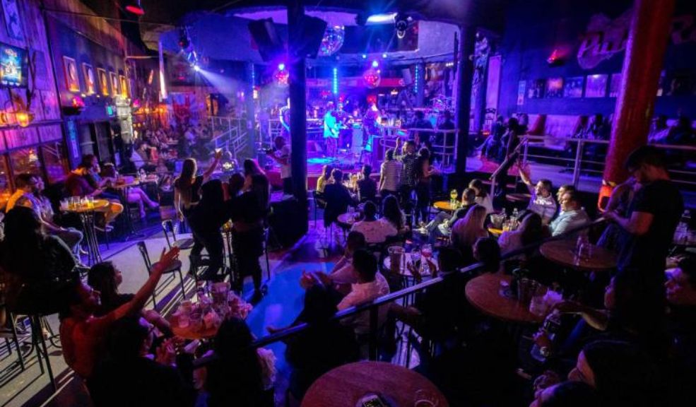 Que la rumba no termine en tragedia: pille estas recomendaciones 4 Que la rumba no termine en tragedia: pille estas recomendaciones Un terrible y problemático hecho ha causado revuelo en la sociedad capitalina después de que se supiera que dos mujeres y tres hombres fueron abordados en un bar del barrio Modelia (Fontibón) por unas mujeres. Estas los llevaron hasta otro bar en la localidad de Engativá, donde los cinco jóvenes fueron drogados, robados y, aparentemente, las mujeres fueron abusadas.