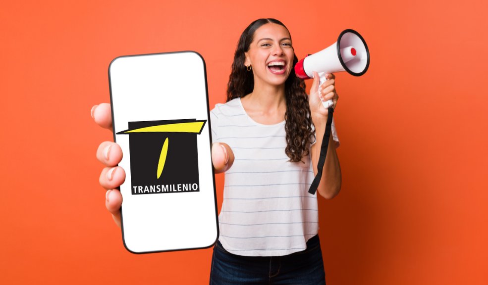 TransMilenio al alcance de tu mano: información en tiempo real Con el fin de brindarle un mejor servicio a sus usuarios y tener mayor cercanía, TransMilenio tiene su propio canal de WhatsApp, es decir que con un mensaje en el celular usted podrá tener toda la información sobre los buses rojos, azules y TransMiCable en tiempo real. “Queremos ampliar y fortalecer nuestros canales de comunicación para que todos nuestros usuarios conozcan de primera mano la información operativa oficial del transporte público de Bogotá a través de sus celulares y por medio de WhatsApp. El canal ofrecerá una comunicación directa y precisa sobre lo que a diario ocurra en el Sistema”, Gerente de TRANSMILENIO S.A., María Fernanda Ortiz.