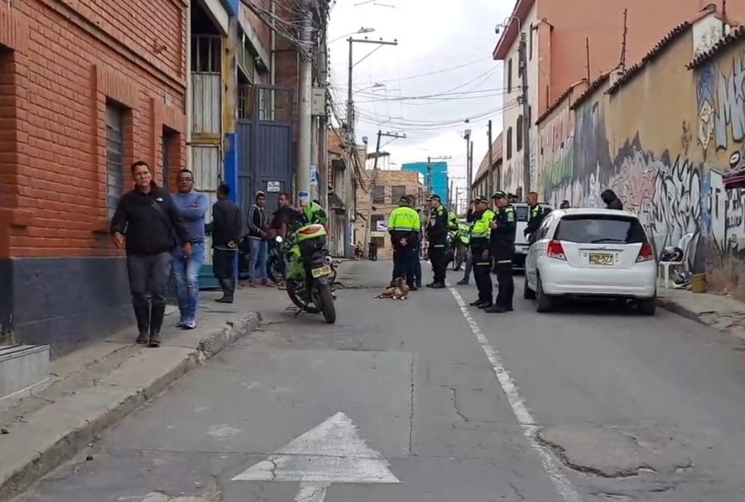 Crimen de vigilante en Soacha: querían robarle una cadena de oro 1 Crimen de vigilante en Soacha: querían robarle una cadena de oro “La Policía Metropolitana de Soacha dispuso de todas las capacidades de Policía judicial e inteligencia, conjunto con el Cuerpo Técnico de Investigación de la Fiscalía. Se encuentran adelantando la investigación para determinar con claridad las circunstancias que llevaron a este hecho. Finalmente, la Policía Metropolitana de Soacha hace un llamado a la comunidad a suministrar información que permita avanzar en estas investigaciones a través de la línea de emergencia 123”, así lo informó el coronel Germán Rafael Sierra Chaparro, comandante operativo de Soacha.