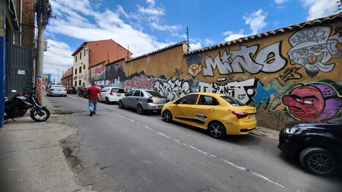 Crimen de vigilante en Soacha: querían robarle una cadena de oro 10 Crimen de vigilante en Soacha: querían robarle una cadena de oro “La Policía Metropolitana de Soacha dispuso de todas las capacidades de Policía judicial e inteligencia, conjunto con el Cuerpo Técnico de Investigación de la Fiscalía. Se encuentran adelantando la investigación para determinar con claridad las circunstancias que llevaron a este hecho. Finalmente, la Policía Metropolitana de Soacha hace un llamado a la comunidad a suministrar información que permita avanzar en estas investigaciones a través de la línea de emergencia 123”, así lo informó el coronel Germán Rafael Sierra Chaparro, comandante operativo de Soacha.