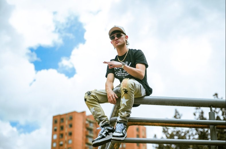 Drakko C, el bogotano que se abre paso en el género urbano con un perreo íntimo e intenso El bogotano Drakk C, uno de los talentos emergentes más prometedores en la escena urbana en Colombia, lanzó su nueva y esperada canción, 'Pineapple Express', una obra que refleja tanto su evolución musical como su habilidad para expresar, a través de su música, emociones profundas y personales.