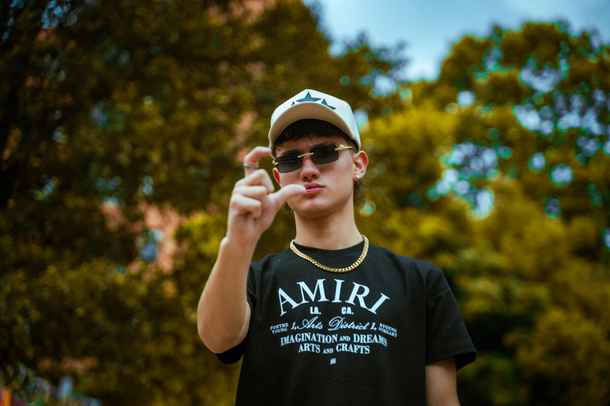 Drakko C, el bogotano que se abre paso en el género urbano con un perreo íntimo e intenso 2 Drakko C, el bogotano que se abre paso en el género urbano con un perreo íntimo e intenso El bogotano Drakk C, uno de los talentos emergentes más prometedores en la escena urbana en Colombia, lanzó su nueva y esperada canción, 'Pineapple Express', una obra que refleja tanto su evolución musical como su habilidad para expresar, a través de su música, emociones profundas y personales.