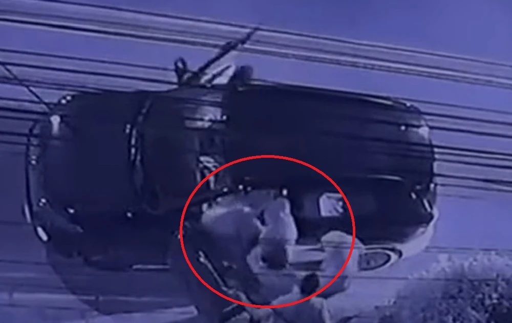 Delincuentes armados robaron lujosa camioneta de una familia en Engativá 1 Delincuentes armados robaron lujosa camioneta de una familia en Engativá Un padre, su esposa y dos hijos fueron víctimas de la delincuencia mientras se transportaban en su camioneta. Los hechos ocurrieron en la localidad de Engativá.