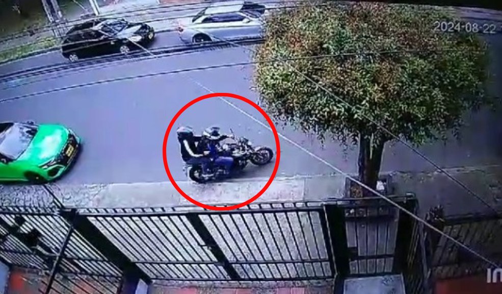 EN EXCLUSIVA: Video del robo en el que murió ladrón en Engativá 1 EN EXCLUSIVA: Video del robo en el que murió ladrón en Engativá Q'HUBO conoció un video del momento exacto en el que se habría perpetrado el robo a un ciudadano en el barrio Normandía de Engativá, el cual terminó en la muerte de uno de los presuntos delincuentes.