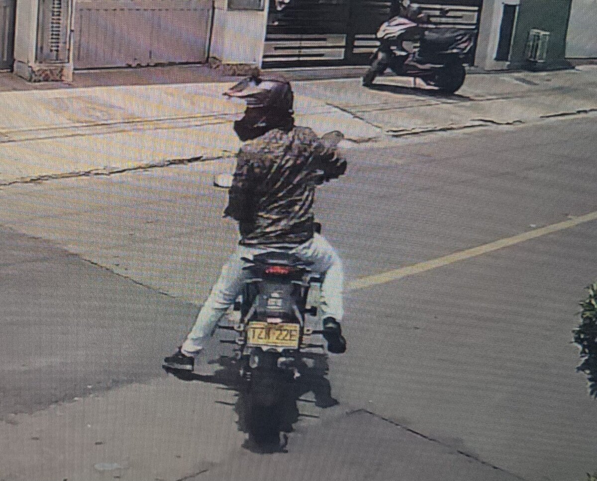 EN VIDEO: Delincuentes en moto atracaron a mujer en Antonio Nariño 1 EN VIDEO: Delincuentes en moto atracaron a mujer en Antonio Nariño Un video captado por una cámara de vigilancia muestra el momento en que una mujer, madre cabeza de hogar, fue asaltada por dos sujetos que se movilizaban en moto mientras caminaba por una de las calles del barrio La Fragua, en la localidad de Antonio Nariño.