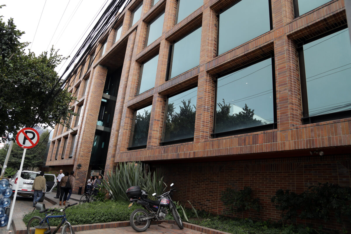 El proyecto de Ley que traerá más costos a quienes viven en estratos 3, 4, 5 y 6 1 El proyecto de Ley que traerá más costos a quienes viven en estratos 3, 4, 5 y 6 #AsíPasó Se propone que los residentes de conjuntos en estratos 3, 4, 5 y 6 asuman nuevos costos administrativos para la inscripción y actualización de documentos legales, eximiendo solo a los estratos 1 y 2