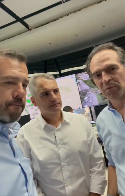 Estas son las nuevas cámaras de seguridad que llegarán a Bogotá: ya las usan en Medellín 1 Estas son las nuevas cámaras de seguridad que llegarán a Bogotá: ya las usan en Medellín El alcalde Carlos Galán recorrió Medellín junto a Federico Gutiérrez para hablar sobre estrategias de seguridad. Allí anunció que Bogotá tendrá nuevas cámaras que reconocen automáticamente las placas de los vehículos.