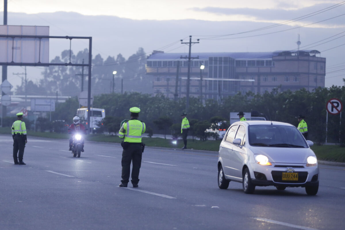 Este sábado habrá pico y placa: así funcionará 1 Este sábado habrá pico y placa: así funcionará Con el objetivo de mejorar los tiempos de desplazamiento durante los puentes festivos, la Policía Metropolitana de Bogotá, en coordinación con las autoridades distritales, lanzará un nuevo plan piloto de Pico y Placa en la ciudad. Esta medida se aplicará los sábados durante los cuatro festivos restantes del año.