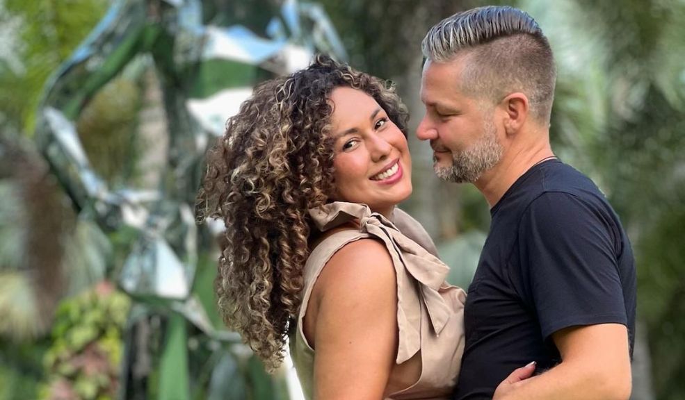 Exesposa de Hassam sorprende con anuncio de su nuevo compromiso Después de una relación de 18 años con el comediante colombiano Hassam, Tatiana Orozco se casará nuevamente, esta vez con el norteamericano Chris Klapp.