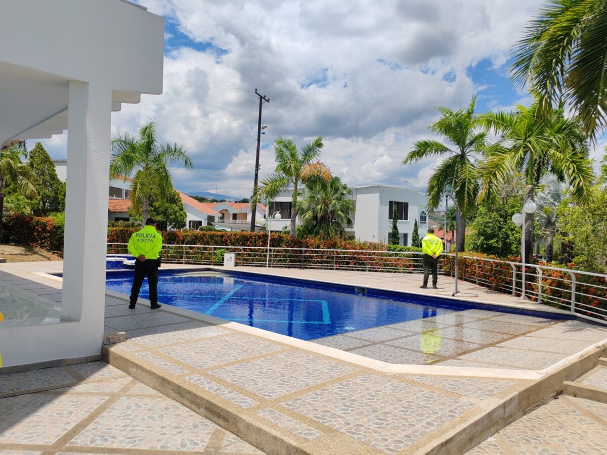 Fiscalía incautó 136 bienes que pertenecerían a supuesto narco invisible 1 Fiscalía incautó 136 bienes que pertenecerían a supuesto narco invisible En un operativo conjunto, la Dijin y la Dipol, en coordinación con la Fiscalía General de la Nación, lograron afectar significativamente las finanzas del narcotraficante alias 'El Socio'.