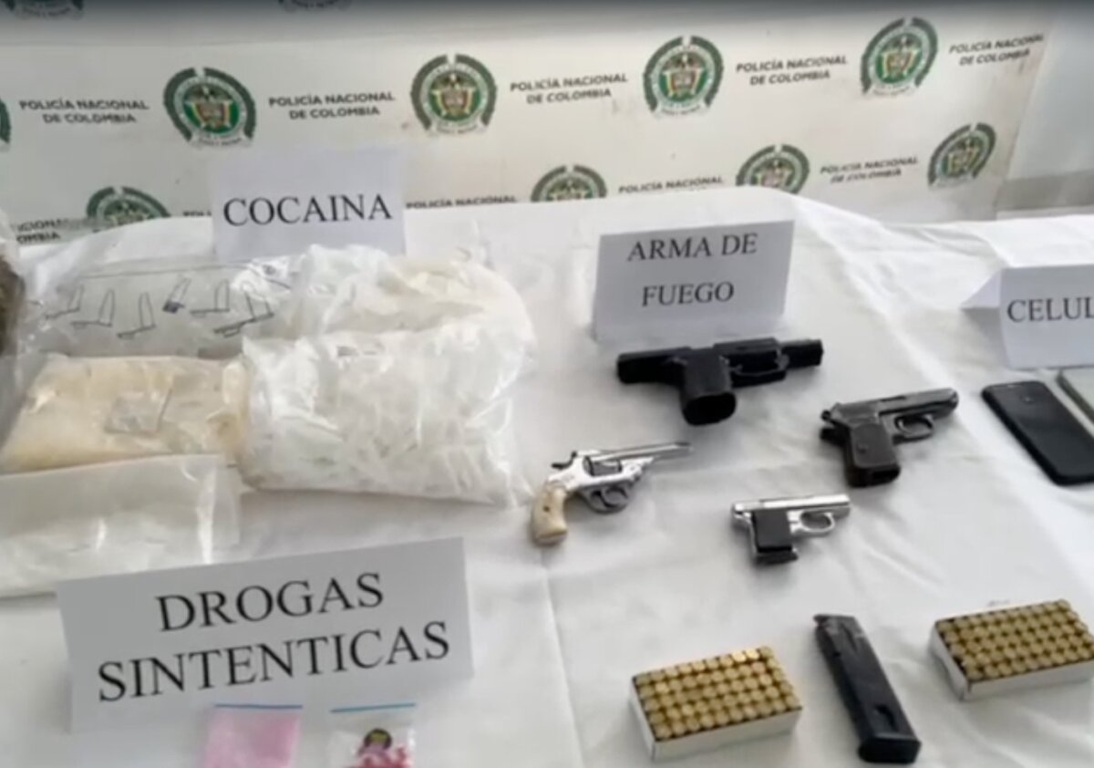 Golpe al microtráfico: autoridades desarticulan banda criminal 'Los de la zona' 1 Golpe al microtráfico: autoridades desarticulan banda criminal 'Los de la zona' La Policía Nacional logró desmantelar la banda 'Los de la zona', señalados de comercializar estupefacientes en todo el municipio de Cota.