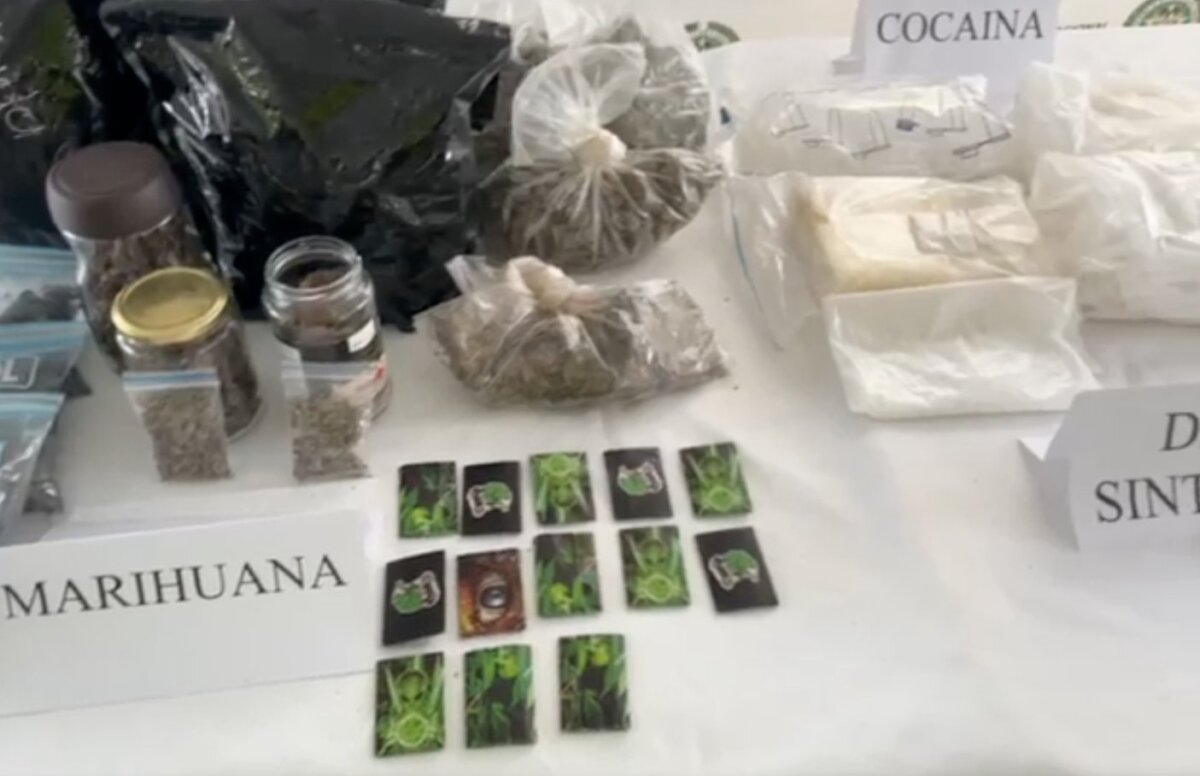 Golpe al microtráfico: autoridades desarticulan banda criminal 'Los de la zona' 2 Golpe al microtráfico: autoridades desarticulan banda criminal 'Los de la zona' La Policía Nacional logró desmantelar la banda 'Los de la zona', señalados de comercializar estupefacientes en todo el municipio de Cota.