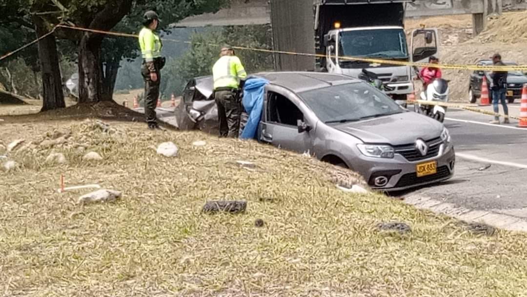 Grave accidente causó la muerte de una mujer y dejó a 3 personas heridas en Soacha 1 Grave accidente causó la muerte de una mujer y dejó a 3 personas heridas en Soacha Autoridades investigan fatal accidente en la vía Canoas, ubicada en el municipio de Soacha. En el siniestro una mujer falleció.