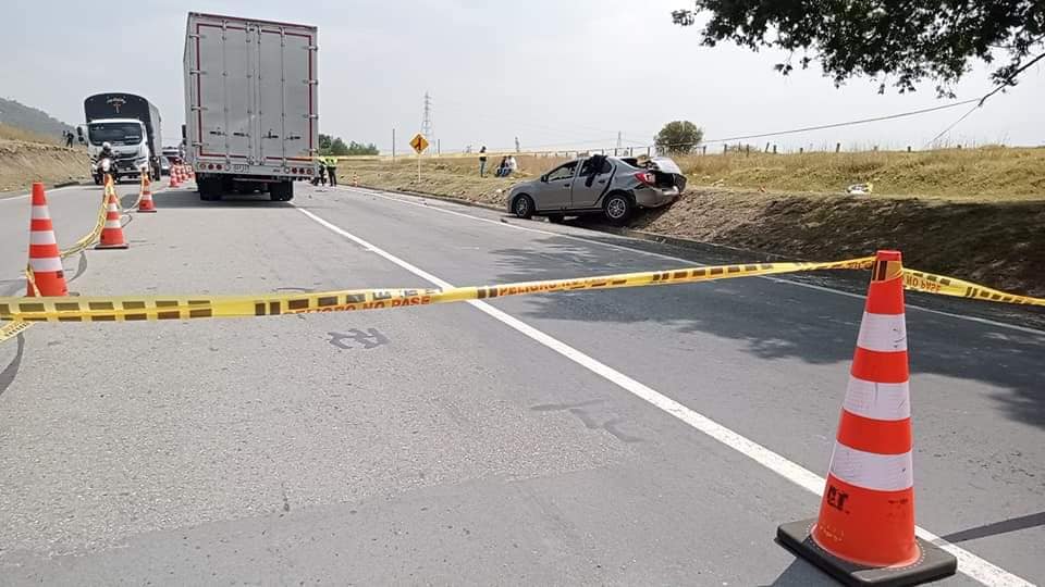 Grave accidente causó la muerte de una mujer y dejó a 3 personas heridas en Soacha 2 Grave accidente causó la muerte de una mujer y dejó a 3 personas heridas en Soacha Autoridades investigan fatal accidente en la vía Canoas, ubicada en el municipio de Soacha. En el siniestro una mujer falleció.
