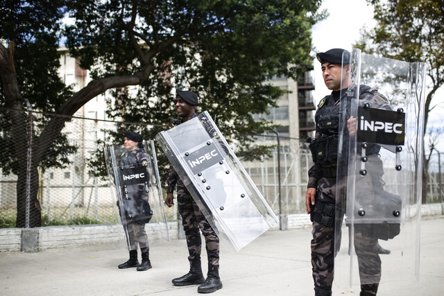 Guardias del Inpec evitaron fleteo en Bogotá mientras custodiaban a un preso 1 Guardias del Inpec evitaron fleteo en Bogotá mientras custodiaban a un preso Dos funcionarios del Instituto Nacional Penitenciario y Carcelario (INPEC) frustraron un fleteo que iban a cometer dos hombres en Bogotá.