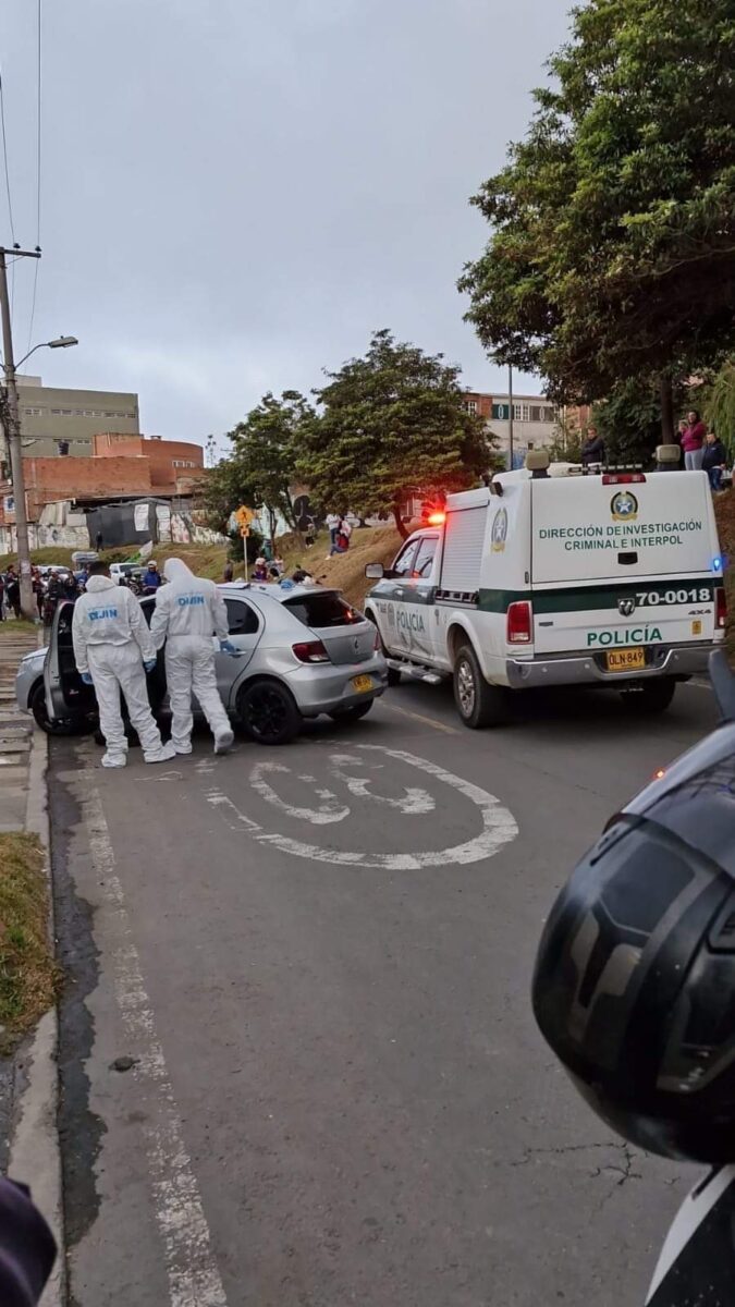 Hombre fue asesinado frente a la casa de sus padres en Soacha 1 Hombre fue asesinado frente a la casa de sus padres en Soacha Un brutal asesinato sorprendió a varios vecinos del barrio Quintas de la Laguna (Soacha), lugar en el que un hombre fue atacado a balazos al salir de su vehículo y frente a la casa de sus padres.