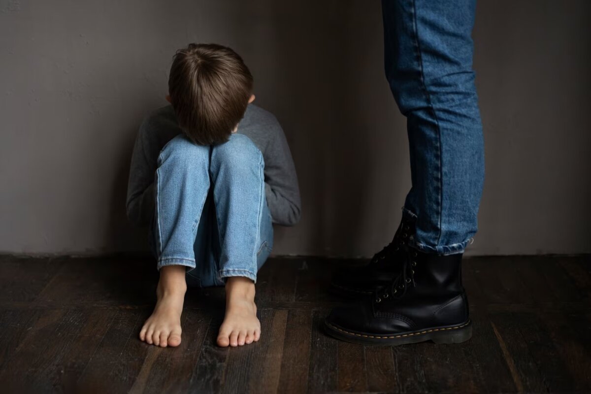 Hombre habría abusado de sus 5 hijos durante 8 años 1 Hombre habría abusado de sus 5 hijos durante 8 años De acuerdo con las autoridades, el hombre también obligaba a los jóvenes a tener relaciones sexuales entre ellos.