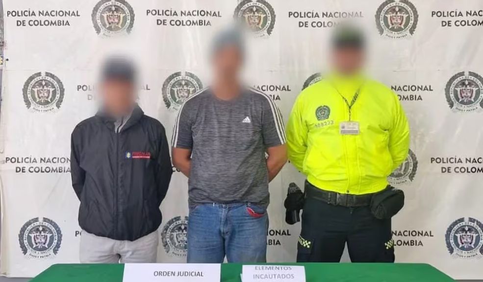 Hombre habría abusado de sus 5 hijos durante 8 años De acuerdo con las autoridades, el hombre también obligaba a los jóvenes a tener relaciones sexuales entre ellos.
