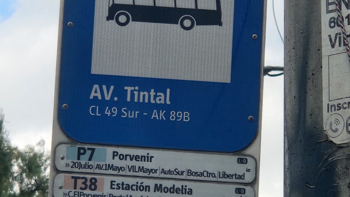 Hombre murió al ser arrollado por un Sitp: el sujeto se habría ubicado debajo del bus 1 Hombre murió al ser arrollado por un Sitp: el sujeto se habría ubicado debajo del bus En la noche de este sábado se presentó un impactante accidente de tránsito en el que falleció un hombre luego de que, al parecer, este se ubicara debajo de un bus del Sitp. Los hechos ocurrieron en la localidad de Bosa y quedaron registrados en video.