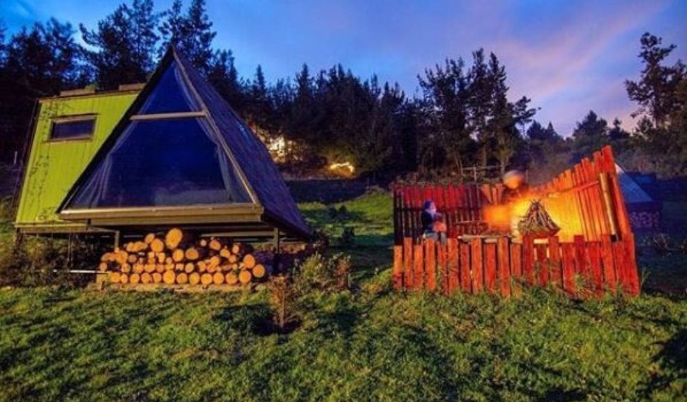 Imputan al propietario de un glamping en el que falleció una mujer por inhalación de gas La fatídica noche se habría producido una falla en el sistema de ventilación del domo en el que se hospedaba la pareja, lo que provocó la acumulación de gases tóxicos en el interior.