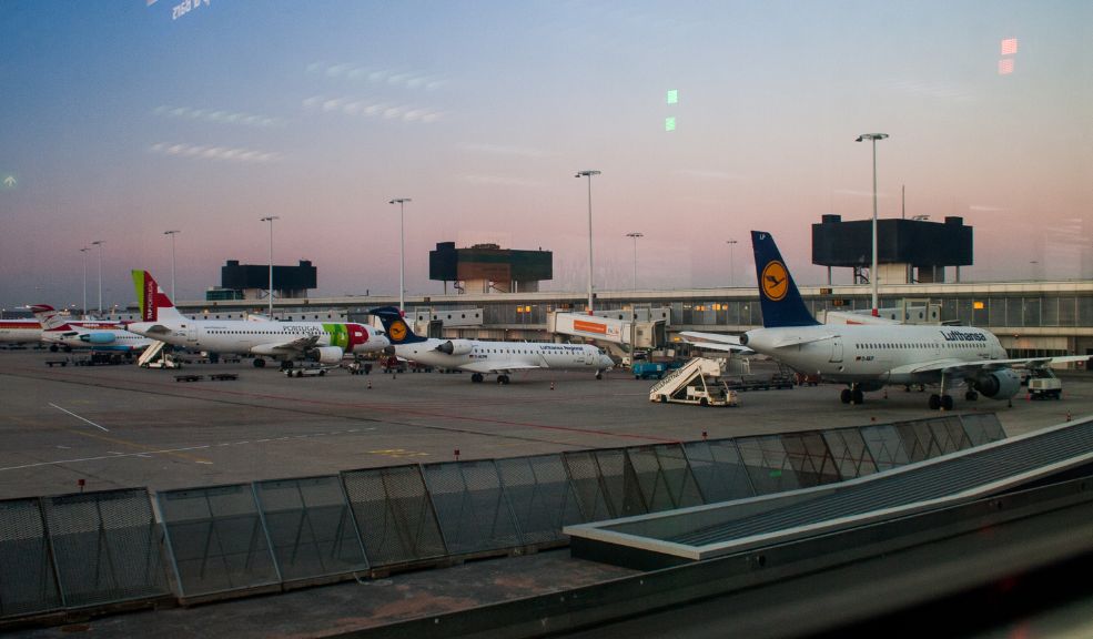 Intervenciones en Engativá: Bogotá busca convertirse en Distrito Aeroportuario 1 Intervenciones en Engativá: Bogotá busca convertirse en Distrito Aeroportuario El alcalde de Bogotá, Carlos Fernando Galán, ha firmado el decreto que da luz verde al desarrollo del Distrito Aeroportuario Engativá, un proyecto que busca mejorar significativamente la calidad de vida de los residentes y trabajadores en las áreas circundantes al Aeropuerto Internacional El Dorado.