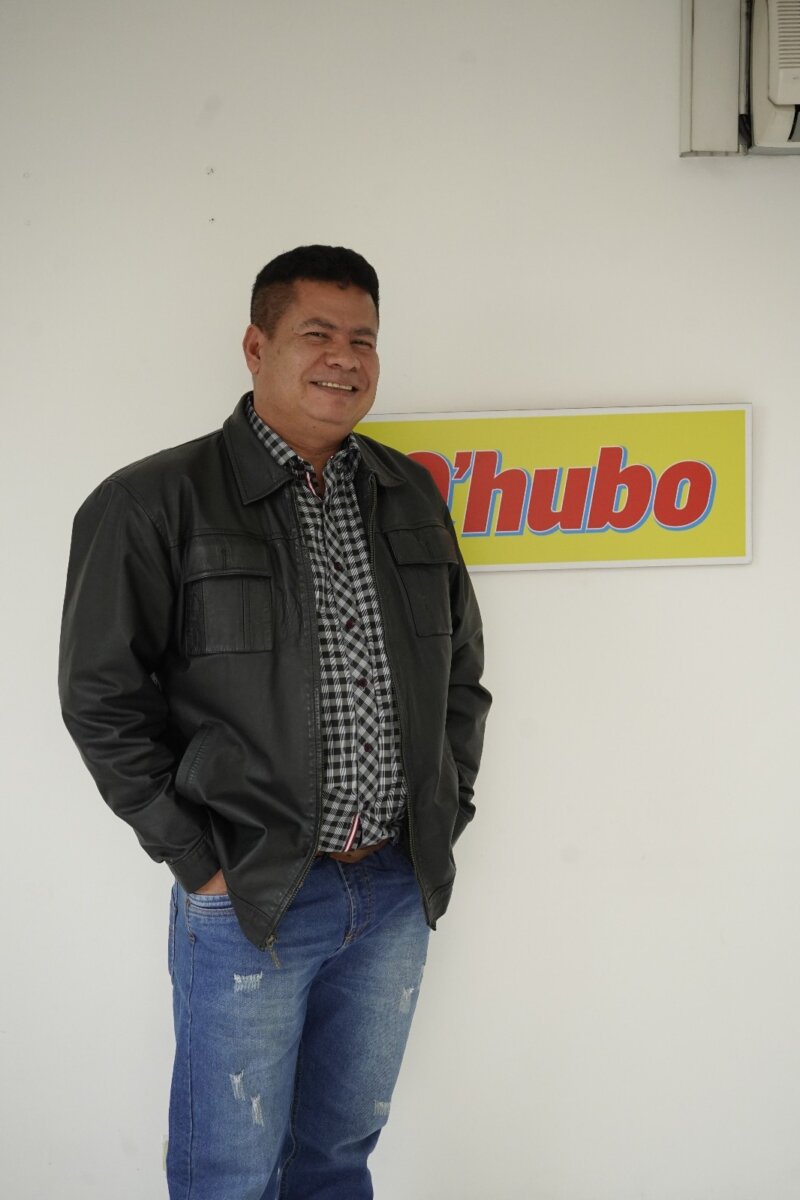 Jimmy Gutiérrez se pegó la idea al 'bombillo rojo' 1 Jimmy Gutiérrez se pegó la idea al 'bombillo rojo' En entrevista con Q'HUBO, el reconocido cantante de música popular reveló cómo compuso su más reciente sencillo y por qué le puso 'Pal' bombillo rojo'.