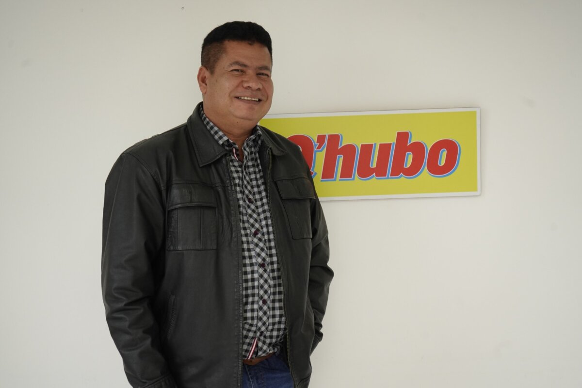 Jimmy Gutiérrez se pegó la idea al 'bombillo rojo' 9 Jimmy Gutiérrez se pegó la idea al 'bombillo rojo' En entrevista con Q'HUBO, el reconocido cantante de música popular reveló cómo compuso su más reciente sencillo y por qué le puso 'Pal' bombillo rojo'.
