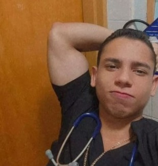 Jovencita asesinó a su novio por celos 1 Jovencita asesinó a su novio por celos Lo que parecía ser una cita tranquila entre una pareja, acabó convirtiéndose en la peor de las tragedias. Wilson Royero se encontraba al interior de una vivienda en Medellín junto a su novia, Ximena Martínez, cuando comenzaron una acalorada discusión, presuntamente, por celos.