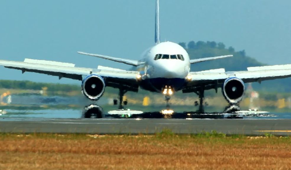 Latam cancela vuelos por escasez de combustible en algunos aeropuertos LATAM Airlines Colombia trabaja en conjunto con Ecopetrol para obtener información actualizada sobre la normalización de la producción en la refinería de Cartagena y así poder evaluar día a día su operación.